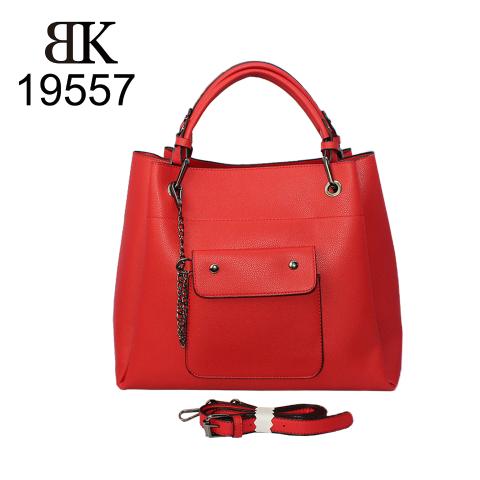 The timeless red handbag comes with double handles, gun hardware and detachable shoulder trap, meanwhile, a mini pocket detail on front.